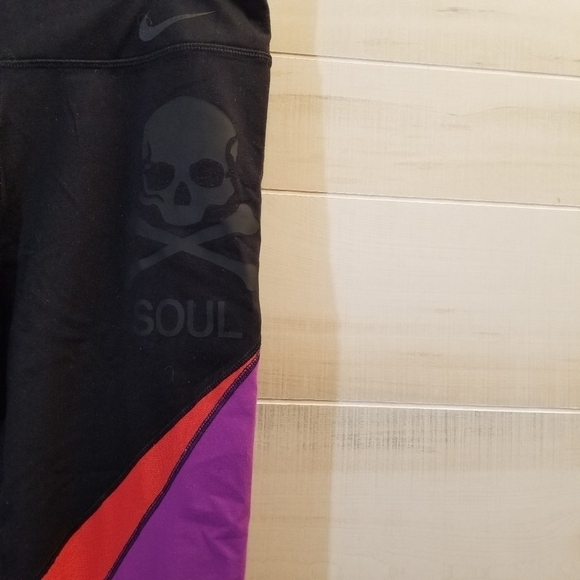 {M} Nike Soul Cycle Capri Leggings - Picture 5 of 8